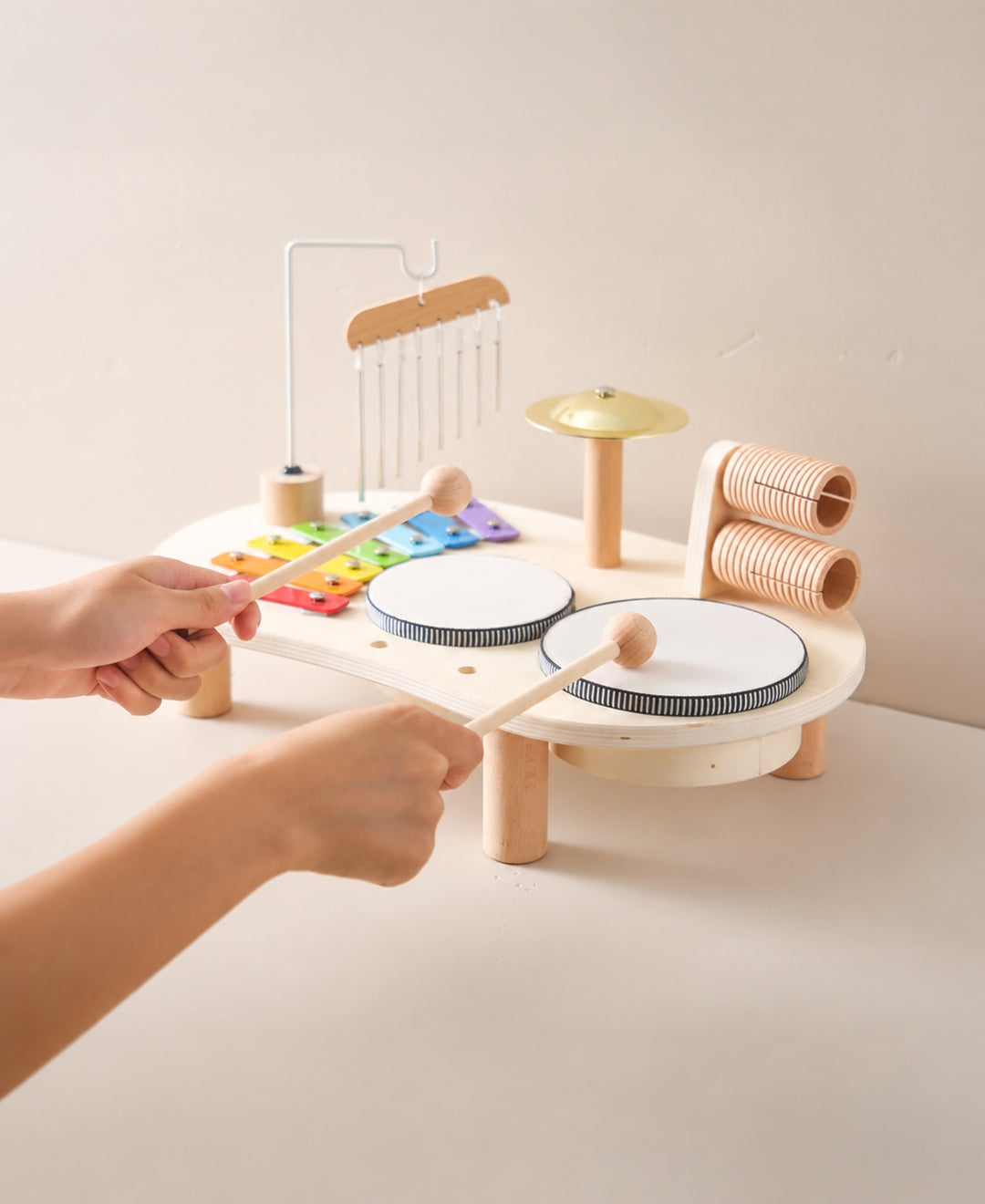 Musika – Table musicale en bois avec xylophone, tambours et cymbales