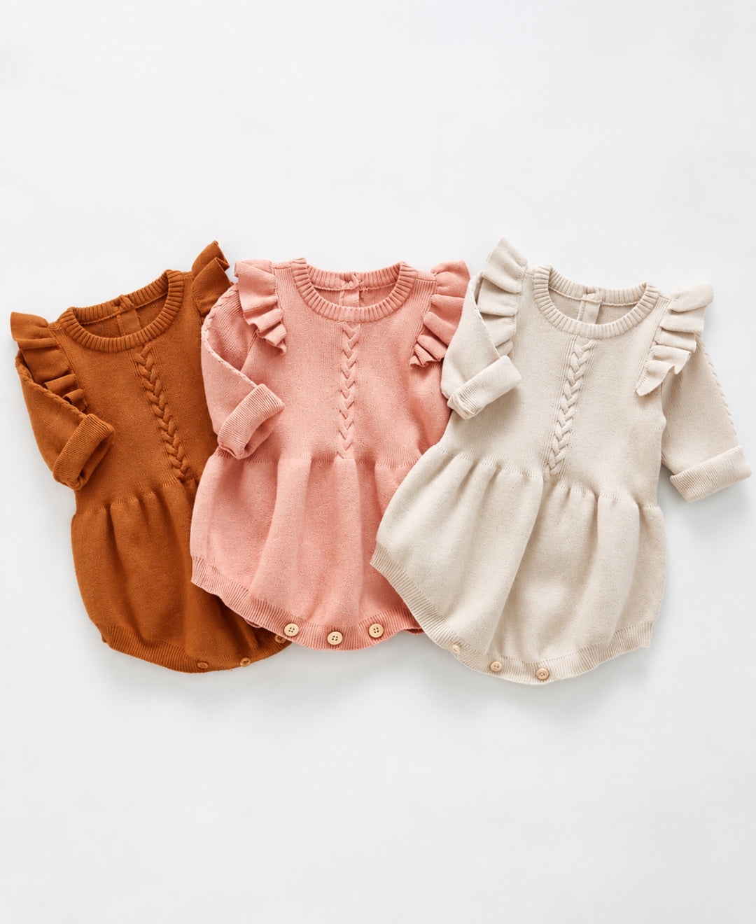 Barboteuse bébé tricotée à volants et torsades