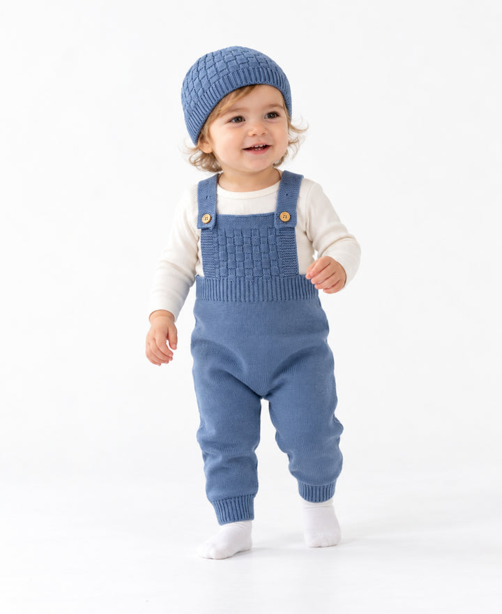Ensemble bébé salopette en maille avec bonnet tricoté