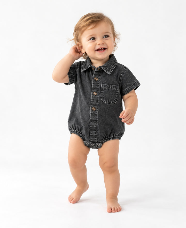 Barboteuse bébé denim manches courtes col chemise boutons poche poitrine