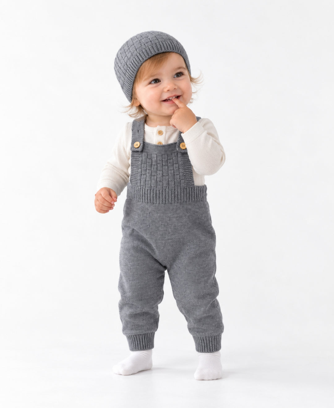 Ensemble bébé salopette en maille avec bonnet tricoté