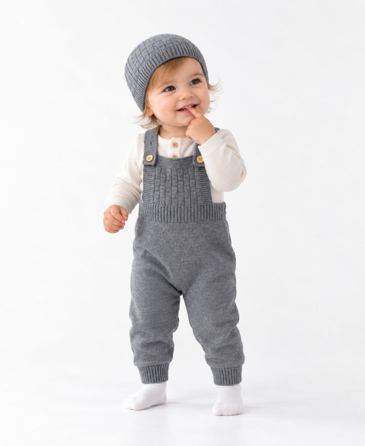 Ensemble bébé salopette en maille avec bonnet tricoté