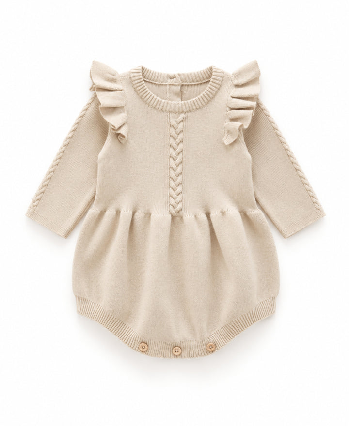 Barboteuse bébé tricotée à volants et torsades