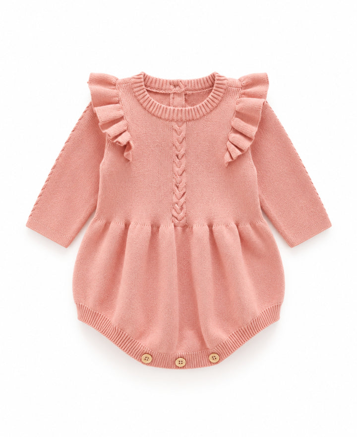 Barboteuse bébé tricotée à volants et torsades